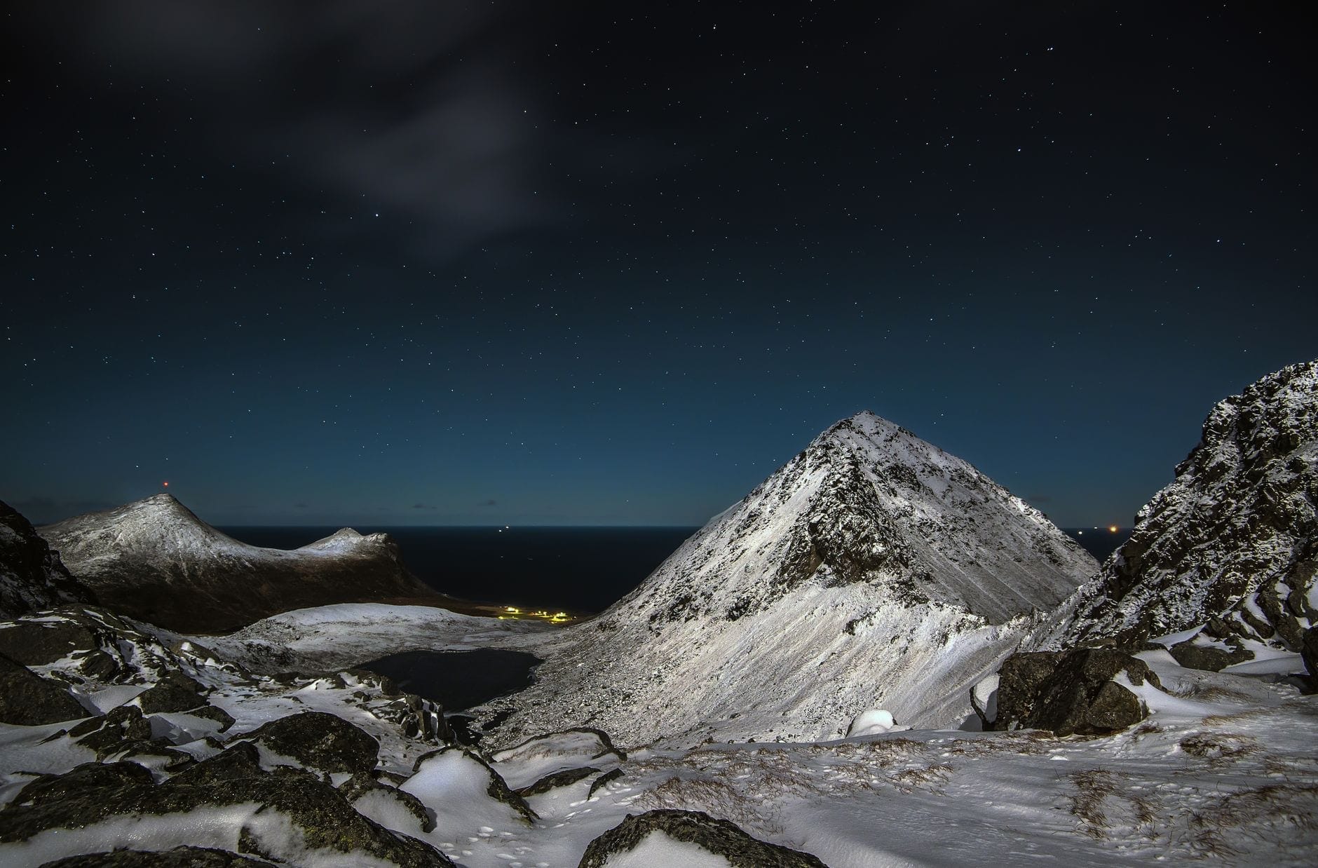 Arktisk natur rundt Steam Pier på Kvaløya