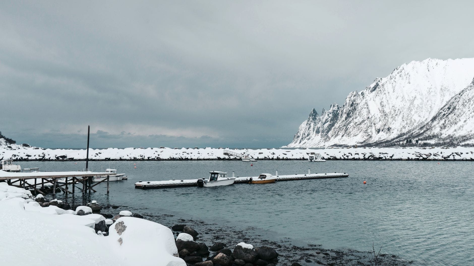 Strandlinjen ved Steam Pier på Kvaløya