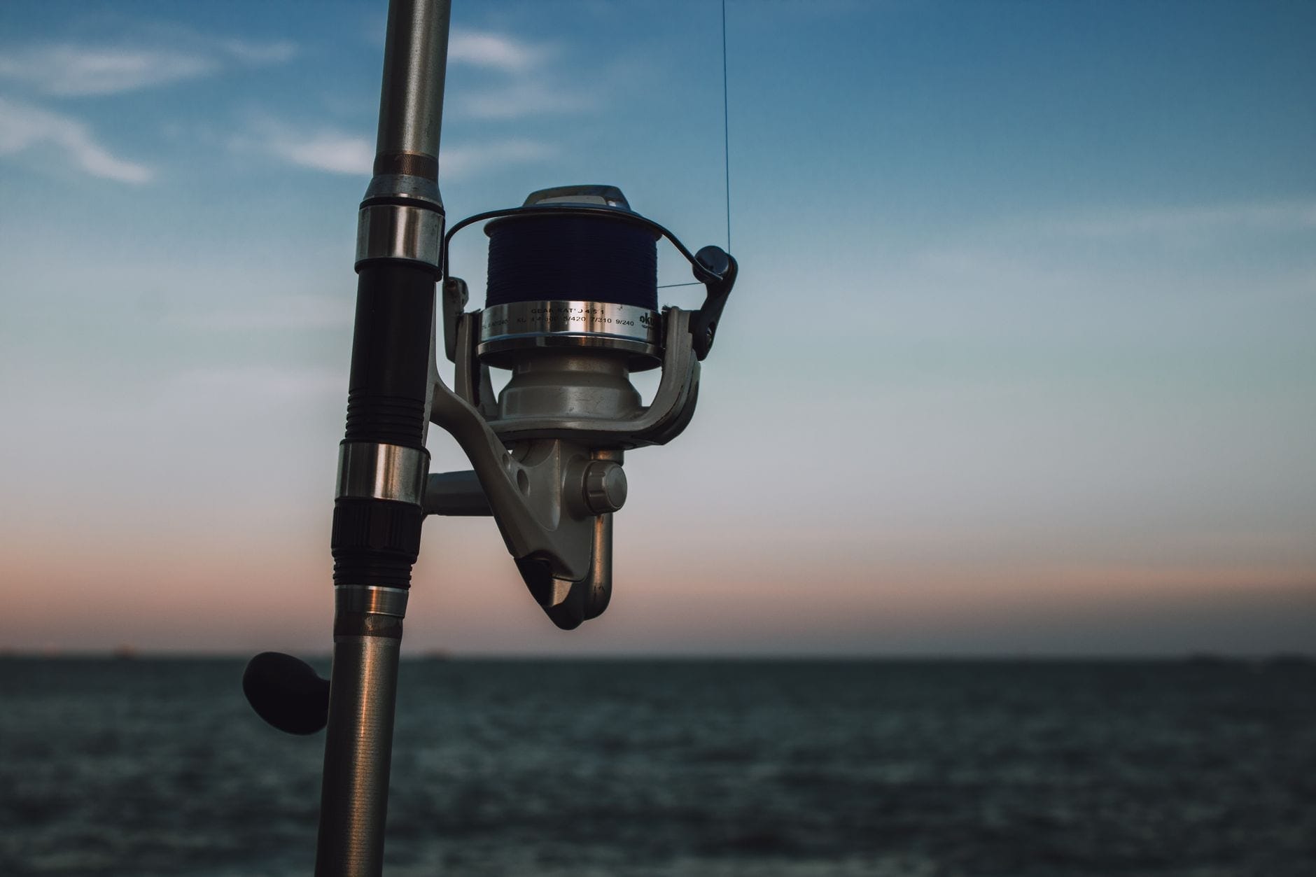 En fiskestang med snelle mot åpent vann i skumringen